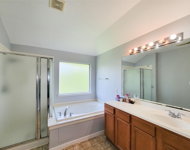 7506 Boxwood Ridge Lane - Photo Thumbnail 32