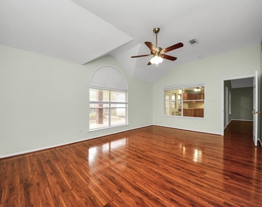1103 Lake Shore Drive - Photo Thumbnail 10