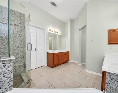 1103 Lake Shore Drive - Photo Thumbnail 14