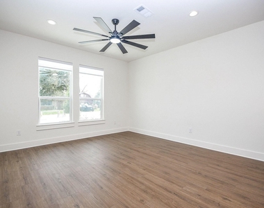 4101 Victoria Avenue - Photo Thumbnail 4