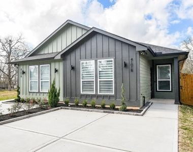 4101 Victoria Avenue - Photo Thumbnail 1