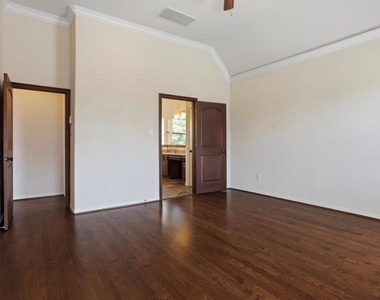 5503 Livorno Way - Photo Thumbnail 12