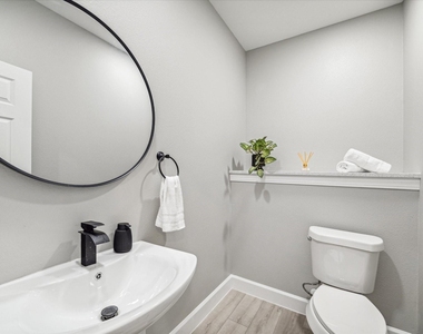 980 Randolph Street - Photo Thumbnail 2