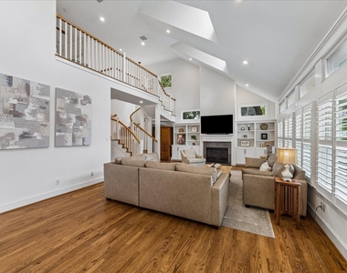 315 W 15th Street - Photo Thumbnail 4