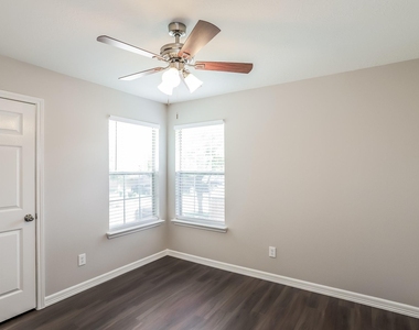 8238 Fuqua Gardens Drive - Photo Thumbnail 11
