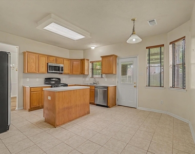 10840 Sycamore Drive N - Photo Thumbnail 18