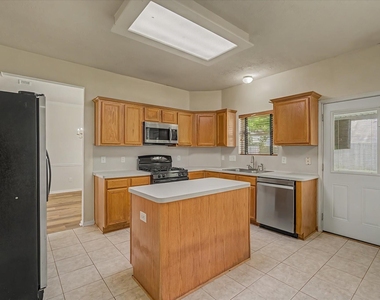 10840 Sycamore Drive N - Photo Thumbnail 14