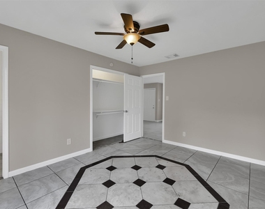 1018 Surrey Court - Photo Thumbnail 17