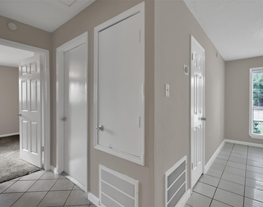 1018 Surrey Court - Photo Thumbnail 15