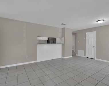 1018 Surrey Court - Photo Thumbnail 6
