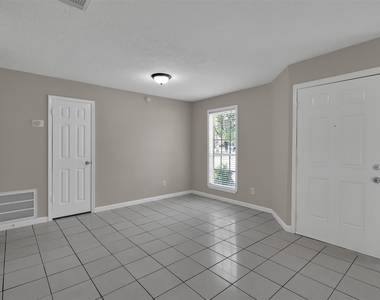 1018 Surrey Court - Photo Thumbnail 9