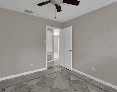 1018 Surrey Court - Photo Thumbnail 22