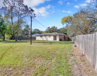 1018 Surrey Court - Photo Thumbnail 25