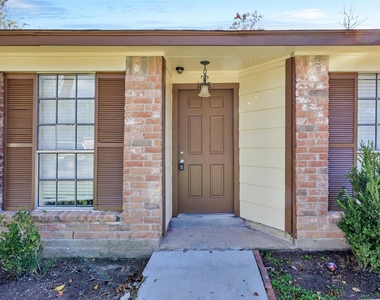 1018 Surrey Court - Photo Thumbnail 3