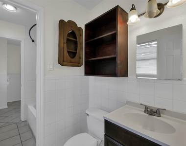 1018 Surrey Court - Photo Thumbnail 18