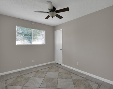 1018 Surrey Court - Photo Thumbnail 21