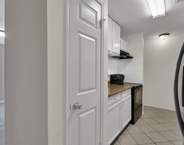 1018 Surrey Court - Photo Thumbnail 11