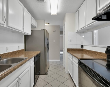 1018 Surrey Court - Photo Thumbnail 13
