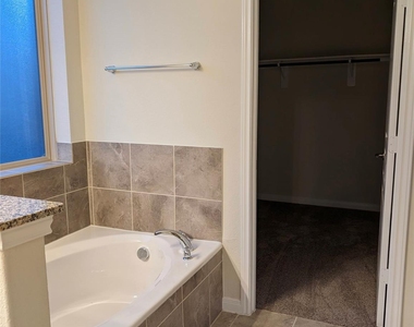 5206 Gerent Lane - Photo Thumbnail 16