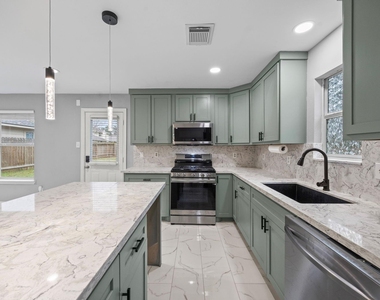4500 Upland Circle Drive - Photo Thumbnail 9