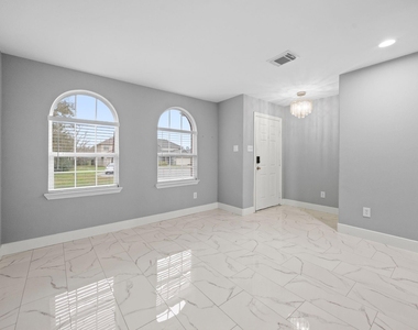 4500 Upland Circle Drive - Photo Thumbnail 2