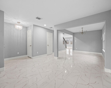 4500 Upland Circle Drive - Photo Thumbnail 3