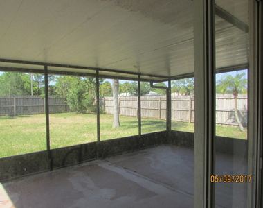 407 Delmonico Street Ne - Photo Thumbnail 9