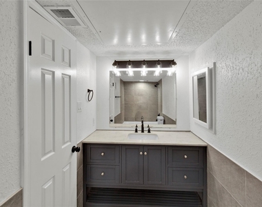 2830 S Bartell Drive - Photo Thumbnail 12