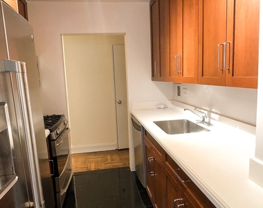 East 71st Street - Photo Thumbnail 6