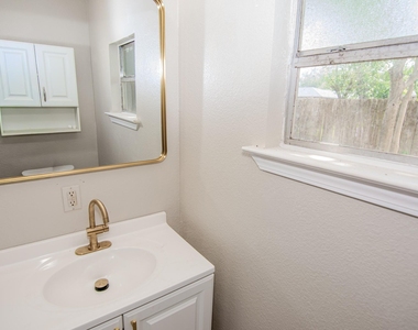 2611 Ashington Drive - Photo Thumbnail 9