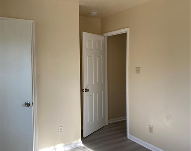 4415 Groton Drive - Photo Thumbnail 4