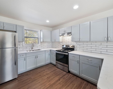 6403 Sloan Street - Photo Thumbnail 13