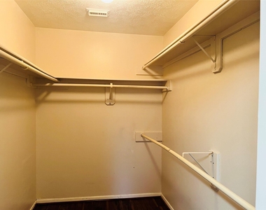 8239 Squires Place Drive - Photo Thumbnail 10