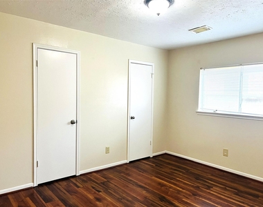 8239 Squires Place Drive - Photo Thumbnail 8