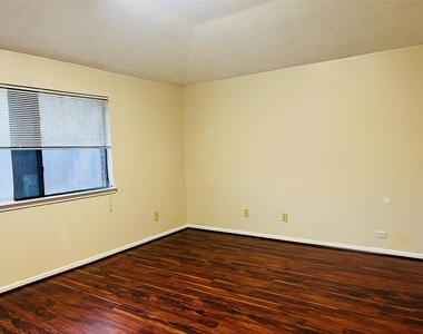 8239 Squires Place Drive - Photo Thumbnail 11