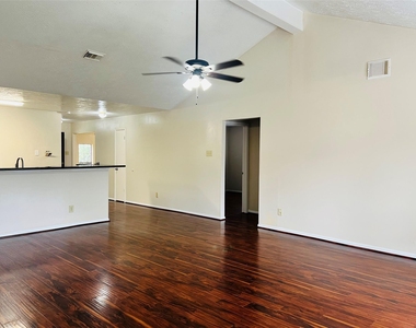 8239 Squires Place Drive - Photo Thumbnail 2