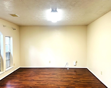8239 Squires Place Drive - Photo Thumbnail 7