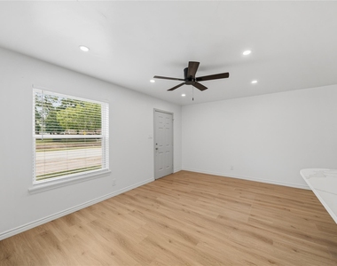 1405 Shadowdale Drive - Photo Thumbnail 4