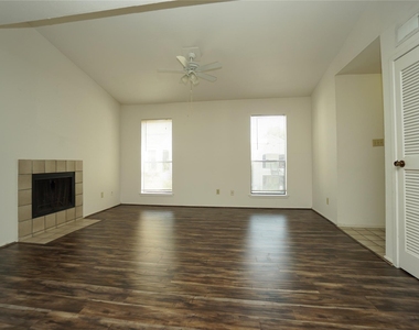 6602 Harbor Town Drive - Photo Thumbnail 2