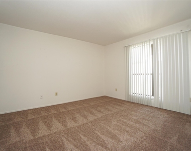 6602 Harbor Town Drive - Photo Thumbnail 8