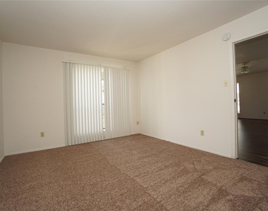 6602 Harbor Town Drive - Photo Thumbnail 10