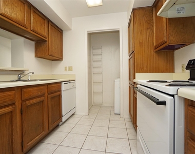 6602 Harbor Town Drive - Photo Thumbnail 7