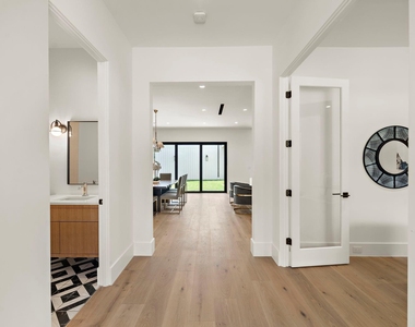 408 Pecore Street - Photo Thumbnail 3