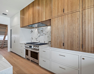408 Pecore Street - Photo Thumbnail 11