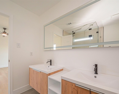3010 Bandell Drive - Photo Thumbnail 27