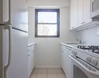 350 West 51st Street - Photo Thumbnail 4