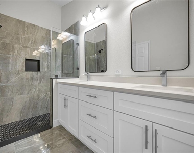 6240 Fairskies Drive - Photo Thumbnail 14
