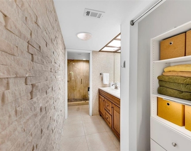 1900 Whispering Way - Photo Thumbnail 25