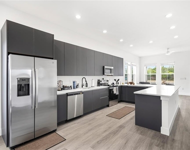 9211 Northcliffe Boulevard - Photo Thumbnail 8