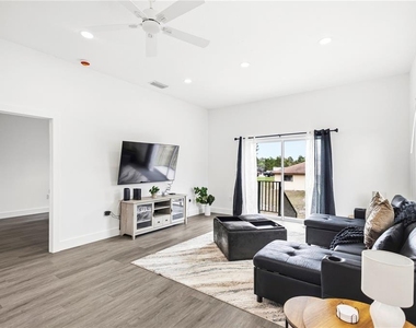 9211 Northcliffe Boulevard - Photo Thumbnail 6